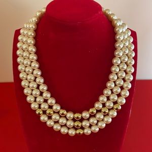 🟡 VINTAGE NAPIER STATEMENT TRIPLE STRAND PEARL/GOLD TONE NECKLACE.